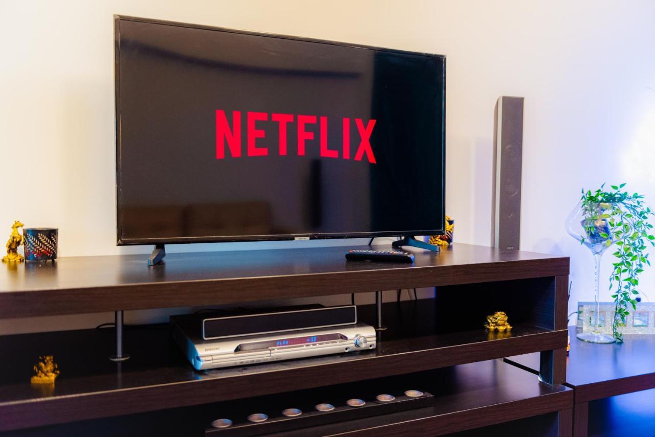Comfy Apartment With Private Parking And Netflix Boekarest Buitenkant foto